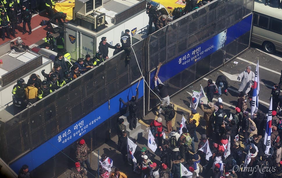 경찰 차벽에 밧줄 묶는 탄핵반대 집회 참가자들 헌법재판소가 박근혜 대통령 탄핵심판 사건의 선고 재판을 전원일치 의견으로 파면 결정한 가운데 10일 오후 서울 종로구 헌법재판소 인근에서 열린 '제20차 박근혜 대통령 탄핵기각을 위한 국민 총궐기 대회'에 참가자들이 탄핵을 인정하지 않는다며 경찰차벽에 밧줄을 묶고 있다.