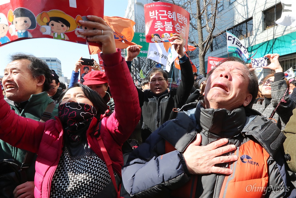 박근혜 파면, 눈물흘리면 환호하는 시민들  10일 오전 서울 안국동 헌법재판소 인근에서 수 많은 시민들이 헌법재판소 전원일치로 박근혜 대통령 파면이 선고되자 눈물을 흘리며 환호하고 있다.