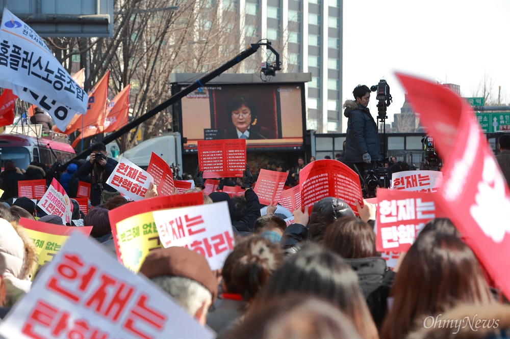 박근혜 탄핵 순간 지켜보는 시민들 박근혜 대통령 탄핵심판 선고일인 10일 오전 헌법재판소 부근 안국역 1번 출구 앞에서 탄핵을 촉구하는 시민들이 모여 이정미 헌법재판소장 대행의 선고 생중계(오마이TV)를 지켜보고 있다.