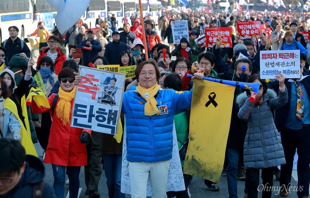 "박근혜 방 빼!" 탄핵인용 축하행진 10일 오전 헌법재판소가 박근혜 대통령 탄핵을 ‘만장일치’로 인용한 가운데, 안국역 부근에서 탄핵선고를 지켜본 시민들이 청와대를 향해 축하행진을 하고 있다.