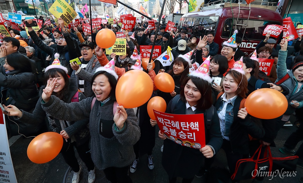 "촛불이 승리했다!" 10일 오전 헌법재판소가 박근혜 대통령 탄핵을 ‘만장일치’로 인용한 가운데, 안국역 부근에서 탄핵선고를 지켜보던 시민들이 환호하며 기뻐하고 있다.