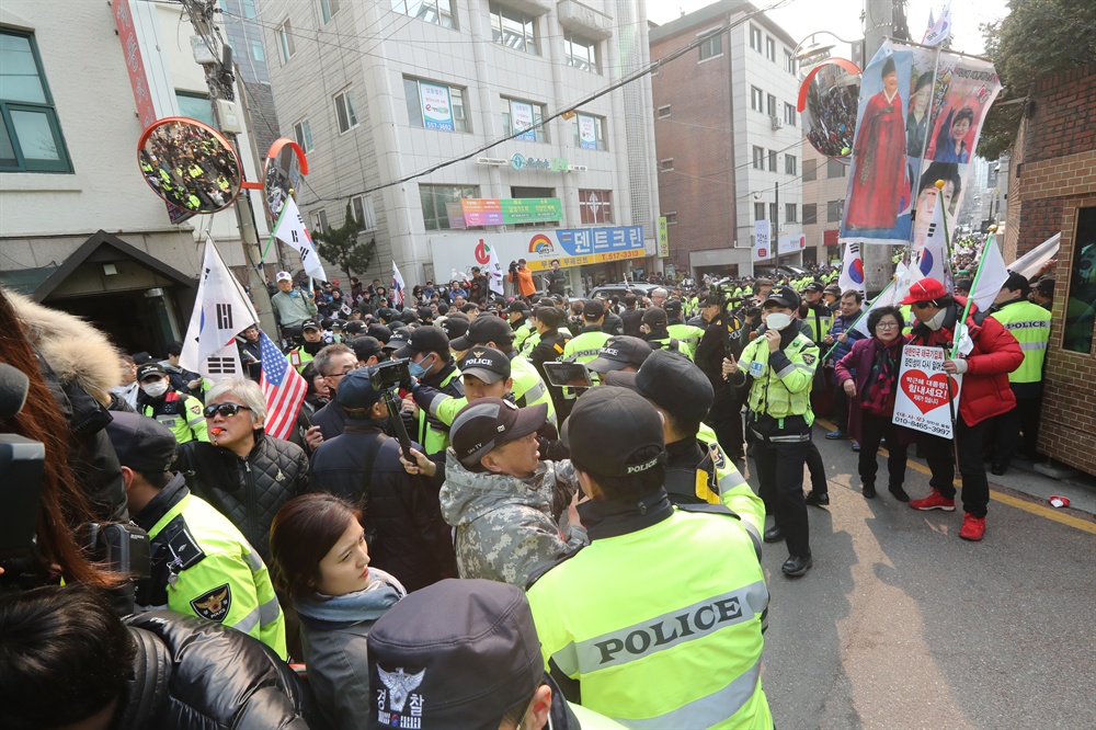  12일 오후 서울 강남구 삼성동 박근혜 전 대통령 자택 앞에서 지지자들이 탄핵에 항의하는 시위를 하고 있다.
