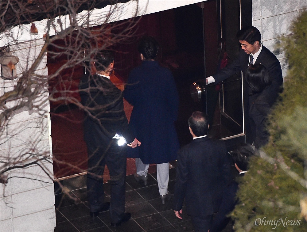  박근혜 전 대통령이 헌법재판소의 탄핵심판 인용으로 파면된지 사흘째인 12일 오후 서울 삼성동 자택에 박 전 대통령이 들어서고 있다.