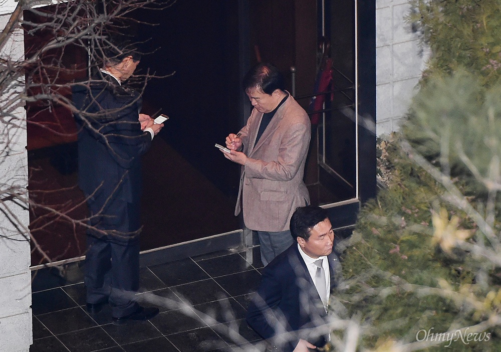  박근혜 전 대통령이 헌법재판소의 탄핵심판 인용으로 파면된지 사흘째인 12일 오후 서울 삼성동 자택에 박 전 대통령이 들어선 뒤 민경욱 전 청와대 대변인이 자택 입구에서 메모를 하고 있다.

