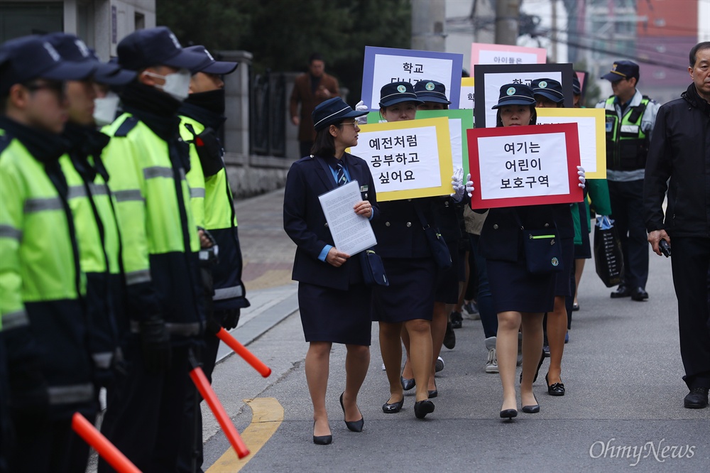  서울삼릉초 녹색어머니회 회원들과 학부모들이 20일 오전 서울 강남구 삼성동 박근혜 전 대통령 자택 앞에서 피켓을 들고 안전 캠페인을 하고 있다. 김혜진 녹색어머니회 회장은 “박근혜 지지자 들의 시위가 우려스럽다”며 “어린이보호구역 밖에서 집회 해줄 것을 간곡히 부탁한다”고 밝혔다.