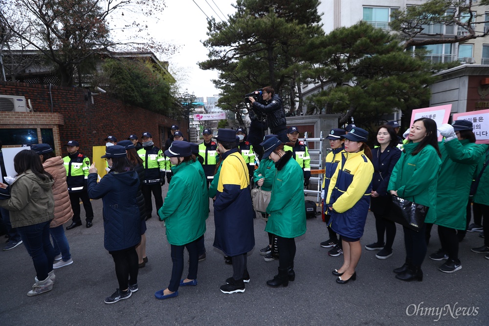  서울삼릉초 녹색어머니회 회원들과 학부모들이 20일 오전 서울 강남구 삼성동 박근혜 전 대통령 자택 앞에서 피켓을 들고 안전 캠페인을 하고 있다. 김혜진 녹색어머니회 회장은 “박근혜 지지자 들의 시위가 우려스럽다”며 “어린이보호구역 밖에서 집회 해줄 것을 간곡히 부탁한다”고 밝혔다.