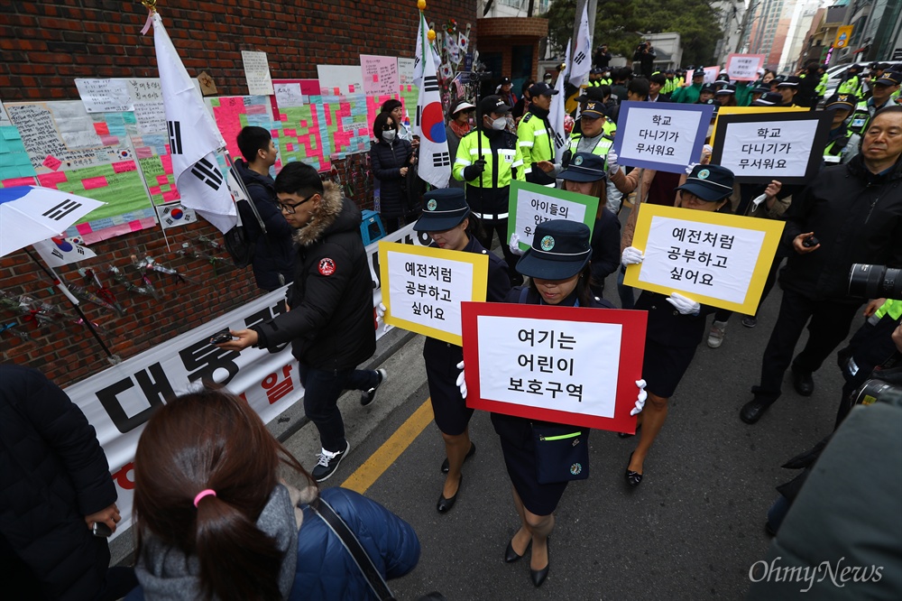  서울삼릉초 녹색어머니회 회원들과 학부모들이 20일 오전 서울 강남구 삼성동 박근혜 전 대통령 자택 앞에서 피켓을 들고 안전 캠페인을 하고 있다. 김혜진 녹색어머니회 회장은 “박근혜 지지자 들의 시위가 우려스럽다”며 “어린이보호구역 밖에서 집회 해줄 것을 간곡히 부탁한다”고 밝혔다.