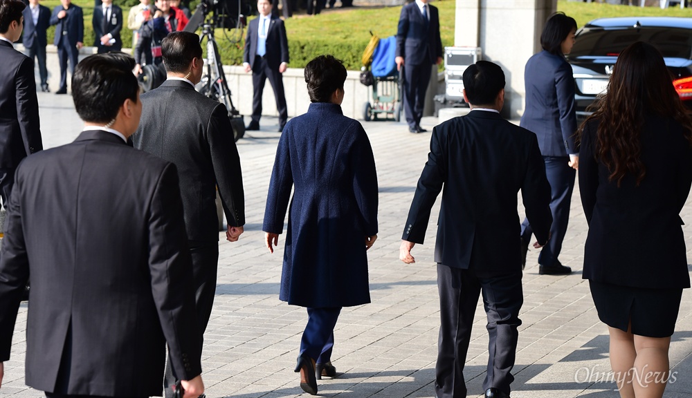  박근혜 전 대통령이 21일 서울 서초동 서울중앙지검에 피의자 신분으로 출석하고 있다. 박 전 대통령은 '비선 실세' 최순실씨의 국정농단에 공모해 뇌물수수 등 모두 13가지 범죄를 저지른 혐의를 받고 있다.