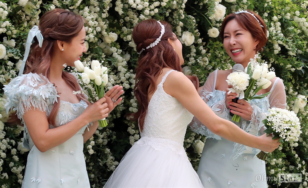 새신부 바다, 슈와 축하 포옹 S.E.S. 출신 가수 바다가 23일 오후 서울 중림동 약현성당에서 올린 결혼식에 앞서 열린 기자회견에서 슈와 포옹을 하고 있다. 왼쪽은 유진

