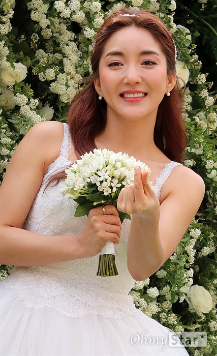 새신부 바다, 신랑 사랑해! S.E.S. 멤버 바다가 23일 오후 서울 중림동 약현성당에서 올린 결혼식에 앞서 열린 기자회견에서 신랑을 향한 하트를 날리고 있다.