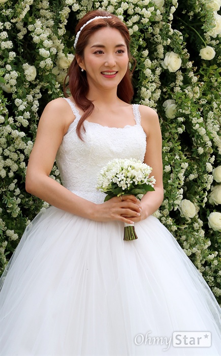 새신부 바다, 오늘 가장 예쁜 여자! S.E.S. 멤버 바다가 23일 오후 서울 중림동 약현성당에서 열린 결혼식 기자회견에서 미소를 짓고 있다.