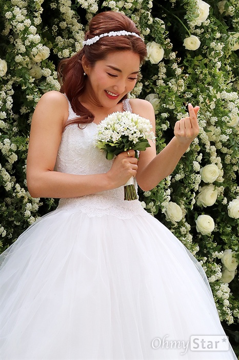 바다, 수줍은 새신부 S.E.S. 멤버 바다가 23일 오후 서울 중림동 약현성당에서 열린 결혼식 기자회견에서 수줍은 모습을 하고 있다.