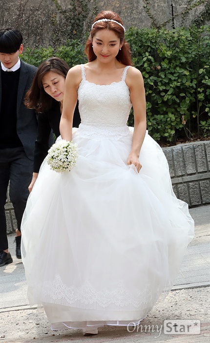 새신부 바다, 오늘 가장 예쁜 여자! S.E.S. 멤버 바다가 23일 오후 서울 중림동 약현성당에서 열린 결혼식 기자회견에서 입장하고 있다.
