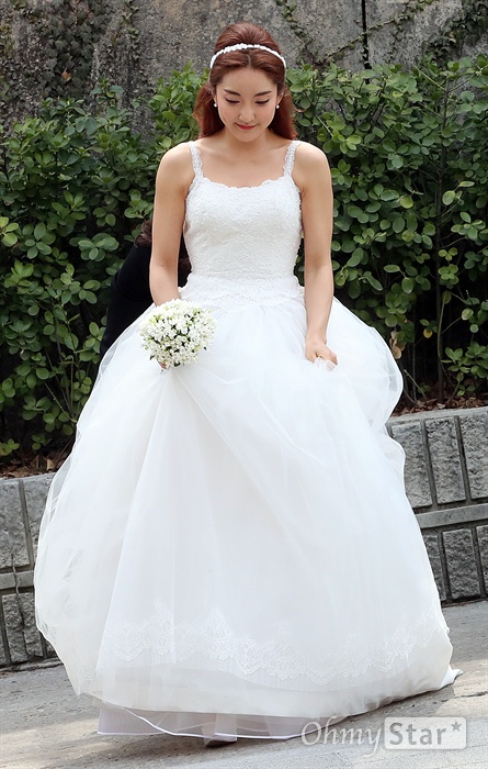 새신부 바다, 오늘 가장 예쁜 여자!  S.E.S. 멤버 바다가 23일 오후 서울 중림동 약현성당에서 열린 결혼식 기자회견에서 입장하고 있다.
