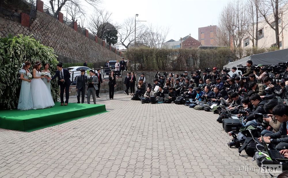 바다 결혼식에 쏠린 관심 23일 오후 서울 중림동 약현성당에서 열린 S.E.S. 멤버 바다 결혼식 기자회견에서 수 많은 취재진들이 취재경쟁을 하고 있다.
