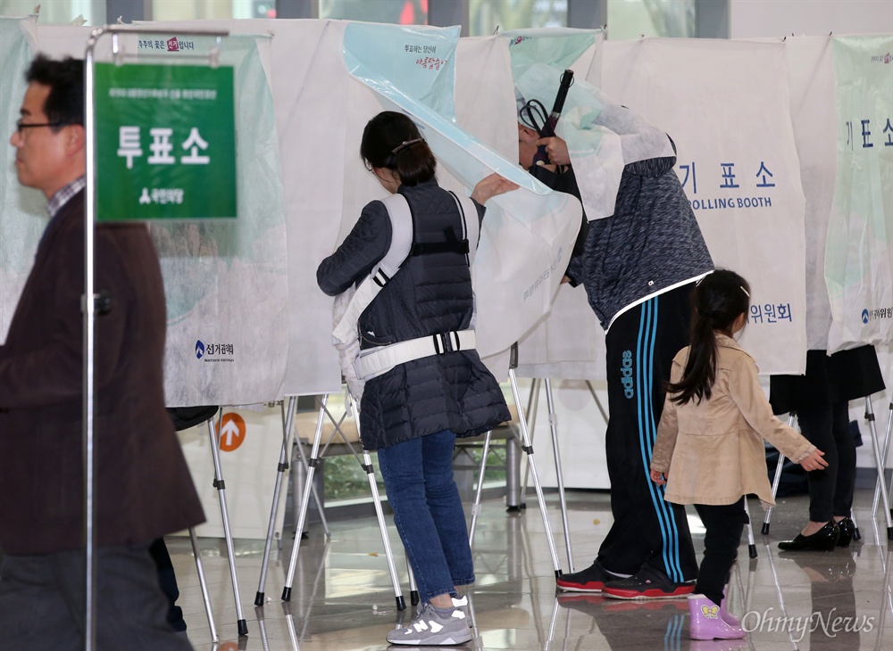국민의당 대선후보 선출 현장투표 국민의당 대선후보 선출을 위한 전국 순회경선이 시작된 25일 광주 서구 치평동 김대중컨벤션센터에 마련된 현장투표소를 찾은 시민들이 투표하고 있다.