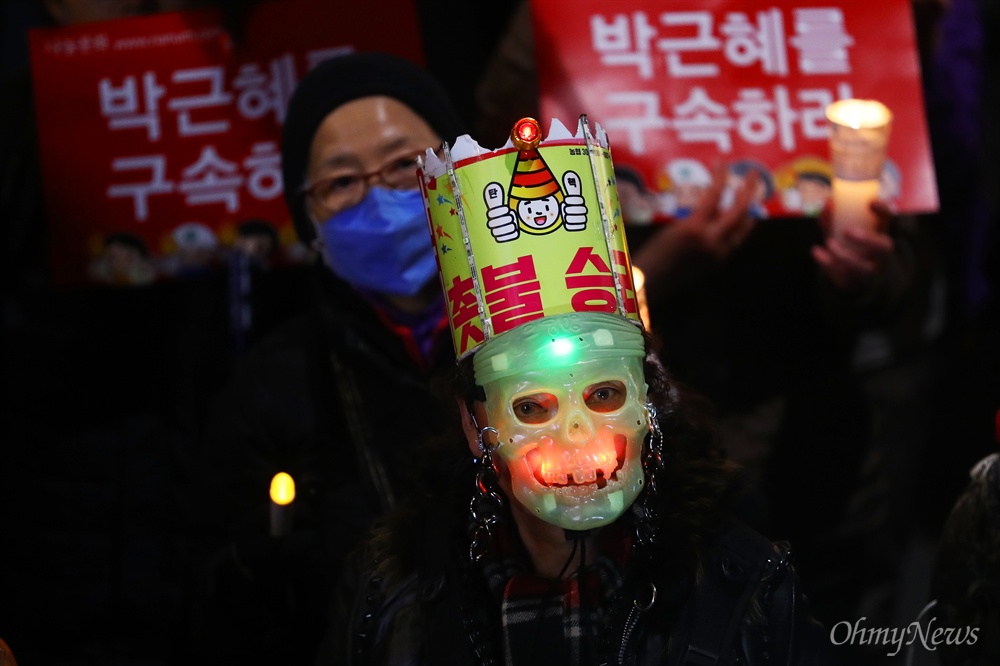   25일 오후 서울 광화문광장에서 21차 범국민행동 '촛불은 멈추지 않는다' 촛불집회 참가자들이 삼청동 총리공관을 향해 행진을 하고 있다. 