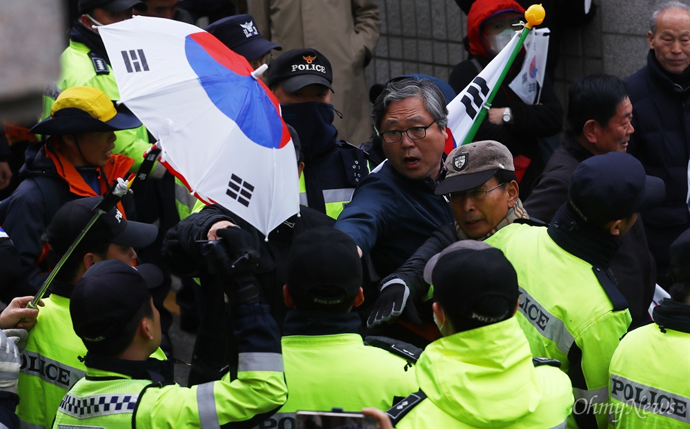  검찰이 박근혜 전 대통령의 영장을 청구한 27일 오후 서울 강남구 삼성동 박 전 대통령 자택 앞에 영장청구 소식을 들은 지지자들이 몰려와 탄핵무효를 주장했다. 일부 참가자들은 기자들과 경찰들에게 막말과 비속어를 사용하기도 했다. 