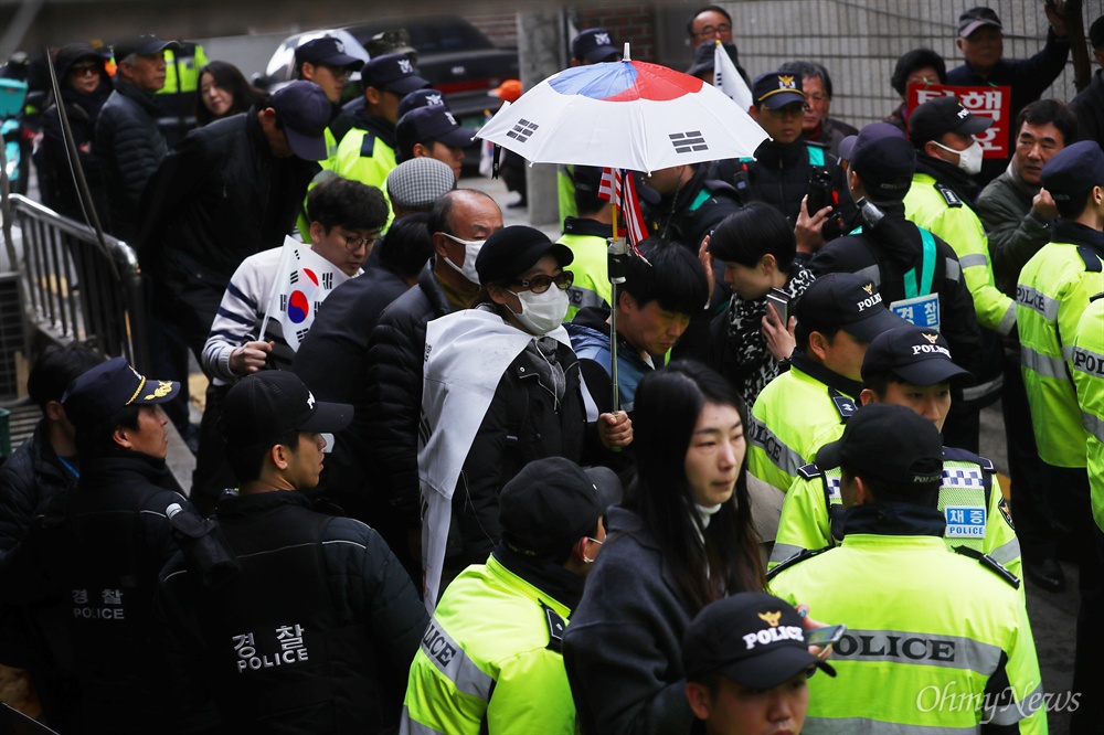  검찰이 박근혜 전 대통령의 영장을 청구한 27일 오후 서울 강남구 삼성동 박 전 대통령 자택 앞에 영장청구 소식을 들은 지지자들이 몰려와 탄핵무효를 외치고 있다. 일부 참가자들은 기자들과 경찰들에게 거친말과 비속어를 사용하기도 했다.