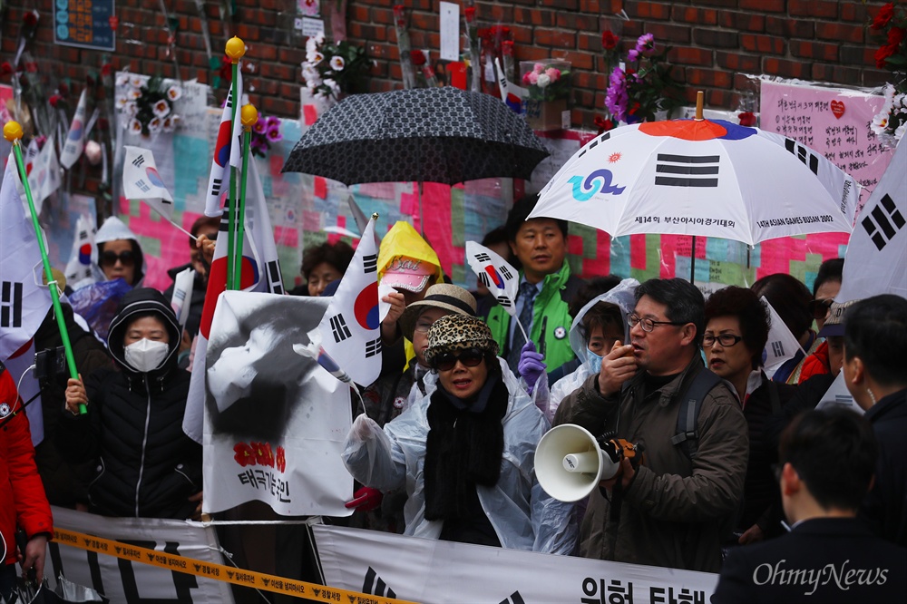  검찰이 박근혜 전 대통령의 영장을 청구한 27일 오후 서울 강남구 삼성동 박 전 대통령 자택 앞에 영장청구 소식을 들은 지지자들이 몰려와 탄핵무효를 외치며 현수막과 태극기를 흔들고 있다.