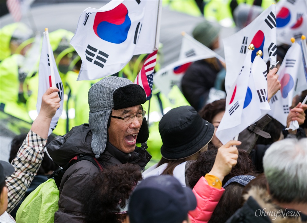  검찰이 박근혜 전 대통령의 영장을 청구한 27일 오후 서울 강남구 삼성동 박 전 대통령 자택 앞에 영장청구 소식을 들은 지지자들이 몰려와 탄핵무효를 외치고 있다. 