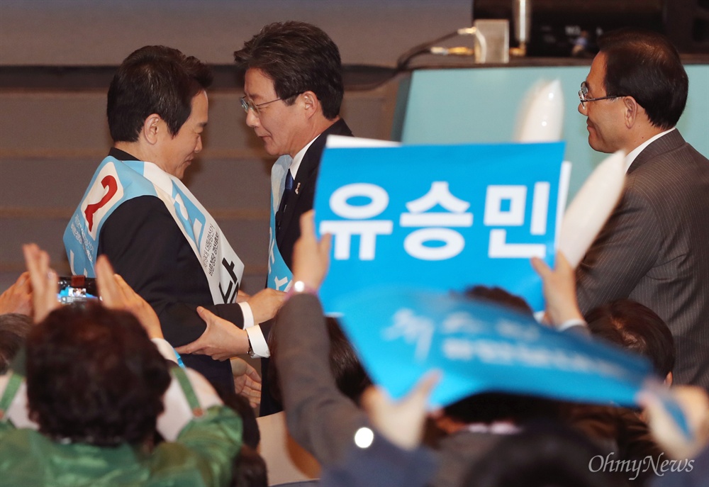 승자와 패자 바른정당 대선후보로 확정된 유승민 의원이 28일 오후 서울 송파구 올림픽공원 올림픽홀에서 열린 바른정당 제19대 대통령후보자 선출대회에서 경쟁한 남경필 경기지사와 인사 나누고 있다. 