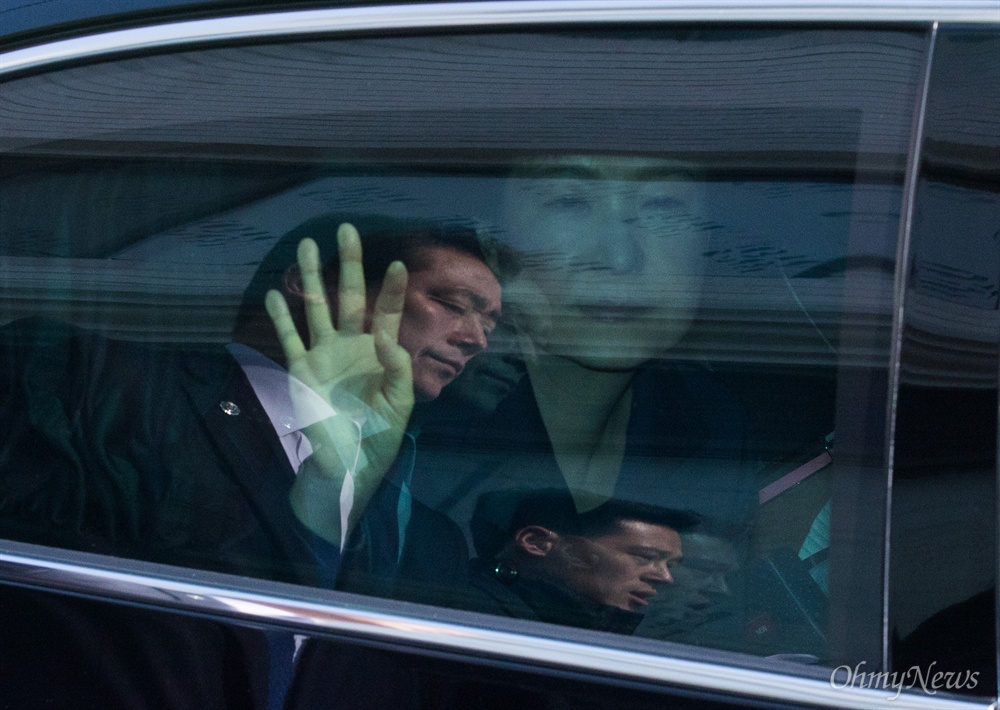 박근혜 전 대통령이 30일 오전 서초동 서울중앙지법에서 구속영장실질심사를 받기 위해 삼성동 자택을 떠나 이면도로를 빠져나가며 지지자들에게 손을 흔들고 있다. 박 전 대통령은 지지자들에게 미소를 보이기도 했다. 