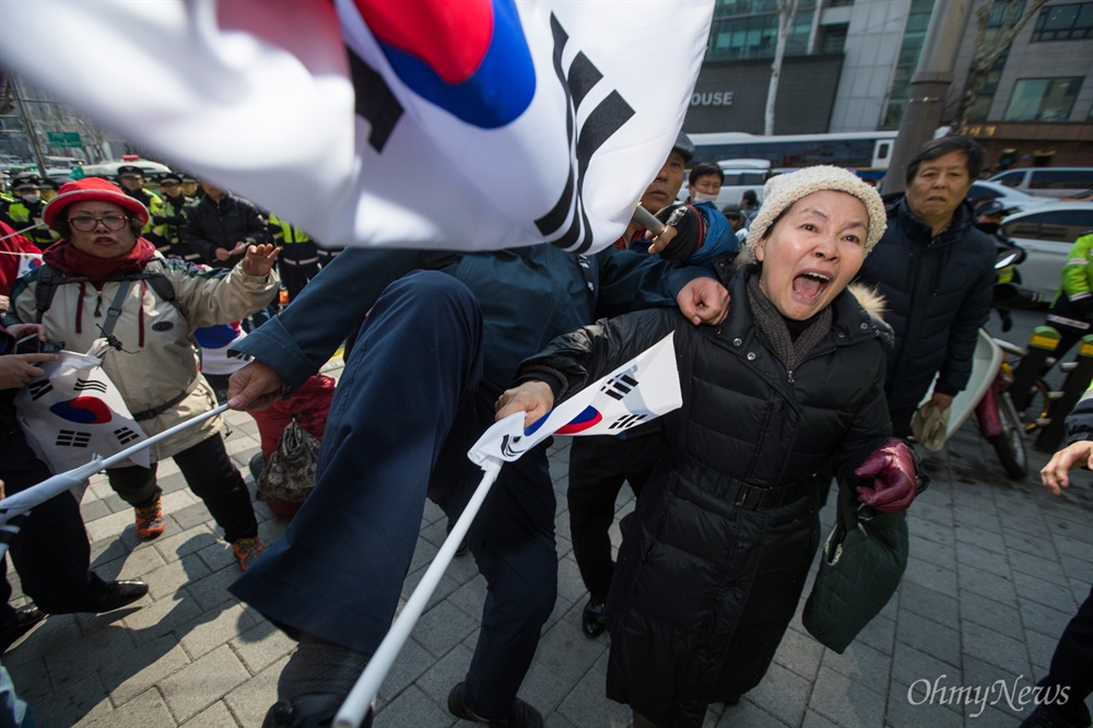 박근혜 지지자, 기자에게 발길질 30일 오전 박근혜 전 대통령이 영장실질심사를 받기 위해 자택을 떠난 직후 자택 인근에서 박근혜 지지자들이 취재중이던 기자를 향해 발길질등 집단으로 폭행을 가하려고 하고 있다. 
