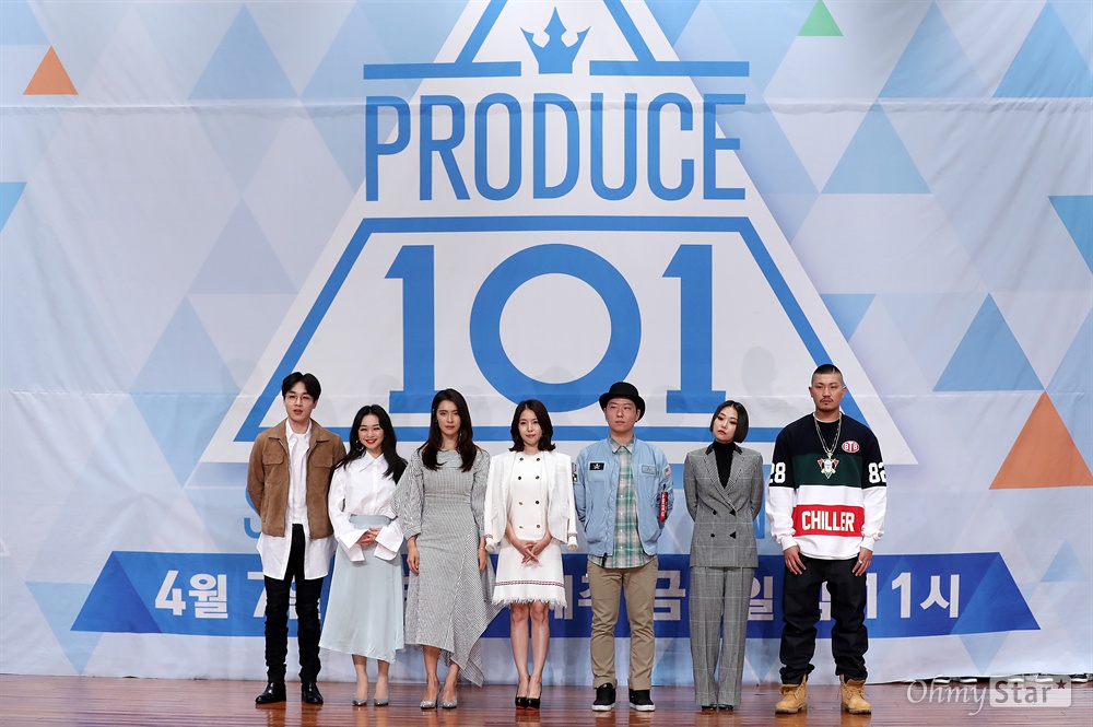 '프로듀스101 시즌2' 남자 아이오아이 탄생시킬 트레이너군단 3일 오후 서울 여의도 63시티에서 열린 Mnet <프로듀스101 시즌2> 제작발표회에서 트레이너 군단인 이석훈, 신유미, 가희, 보아, 권재승, 치타, 던밀스가 포토타임을 갖고 있다. 총 53개 기획사에서 모인 101명의 남자 연습생들이 참가한 <프로듀스101 시즌2>는 대중이 국민 프로듀서가 되어 멤버들을 발탁하고 콘셉트와 그룹명 등을 직접 정하는 국민 보이그룹 육성 프로그램이다. 7일 금요일 오후 11시 첫 방송.