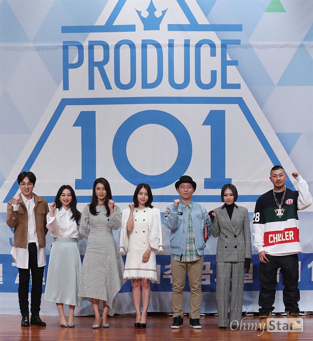 '프로듀스101 시즌2' 보이그룹 아이오아이 탄생시킬 트레이너군단 3일 오후 서울 여의도 63시티에서 열린 Mnet <프로듀스101 시즌2> 제작발표회에서 트레이너 군단인 이석훈, 신유미, 가희, 보아, 권재승, 치타, 던밀스가 포토타임을 갖고 있다. 총 53개 기획사에서 모인 101명의 남자 연습생들이 참가한 <프로듀스101 시즌2>는 대중이 국민 프로듀서가 되어 멤버들을 발탁하고 콘셉트와 그룹명 등을 직접 정하는 국민 보이그룹 육성 프로그램이다. 7일 금요일 오후 11시 첫 방송.