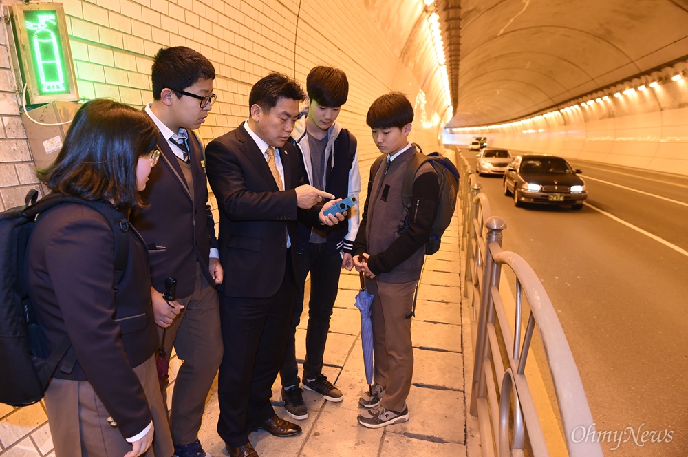  국민의당 김재금 김해시의원이 지난 3월 31일 학생들이 통학하며 오고가는 장유터널에서 미세먼지 등에 대해 측정하고 있다.