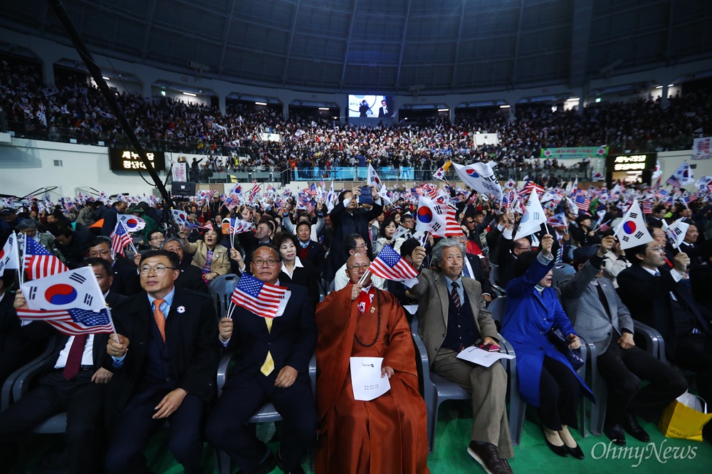  박사모, 탄기국 등  박근혜 지지자들이 모여 5일 서울 중구 장충체육관에서 새누리당 중앙당창당대회를 열고 있다.