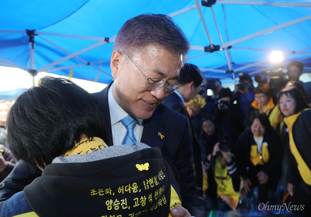 세월호 유가족 껴안은 문재인 문재인 더불어민주당 대선후보가 6일 오후 전남 목포신항을 방문해 세월호가 인양된 현장을 둘러본 뒤 유가족들을 만나 포옹하고 있다. 