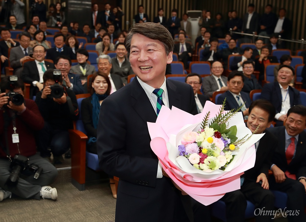 꽃다발 든 안철수 안철수 국민의당 대선후보가 6일 오후 국회에서 열린 이언주 의원 입당식에서 이 의원에게 전달할 환영 꽃다발을 들고 밝게 웃고 있다.