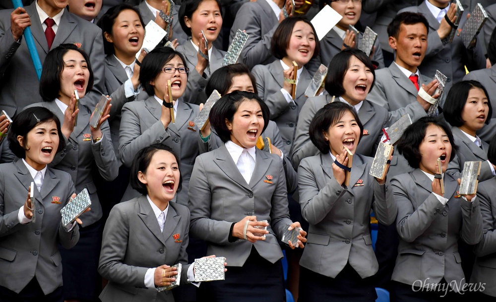  장철구 종합대학 학생들이 7일 평양 김일성경기장에서 열린 남북한 여자축구 아시안컵 예선전에서 응원을 하고 있다.