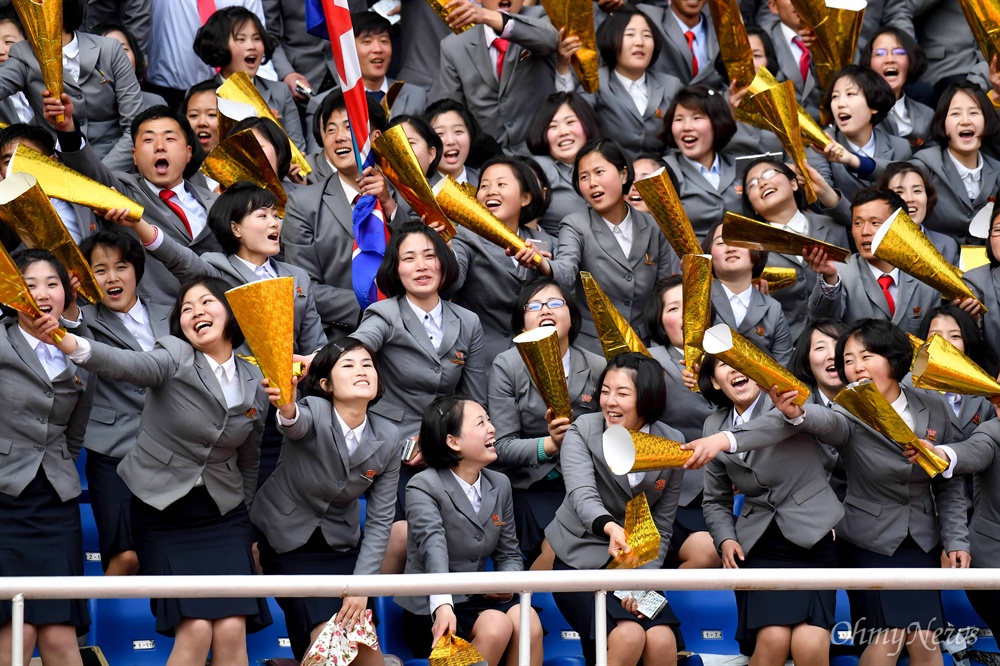  장철구 종합대학 학생들이 7일 평양 김일성경기장에서 열린 남북한 여자축구 아시안컵 예선전에서 응원을 하고 있다.