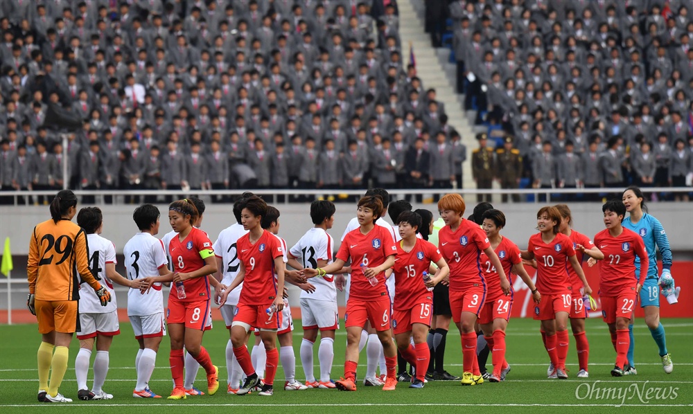  여자축구 대표팀 선수들이 7일 평양 김일성경기장에서 열린 남북한 여자축구 아시안컵 예선전에서 1-1 무승부를 기록하고 북한 선수들과 인사를 하고 있다.