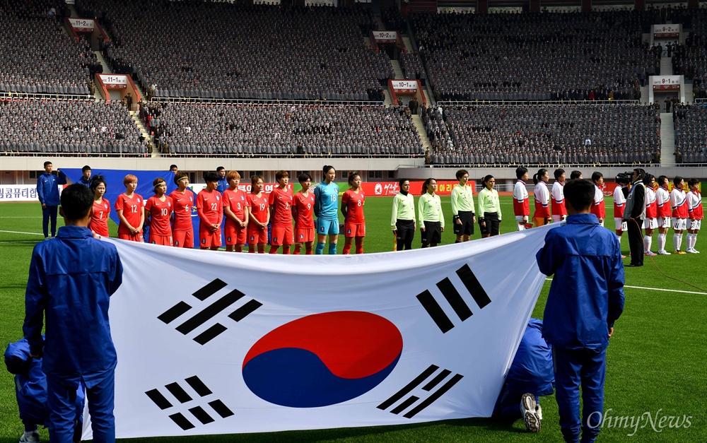 7일 평양 김일성경기장에서 열린 남북한 여자축구 아시안컵 예선전에서 태극기와 인공기가 같이 펼쳐져 있다.