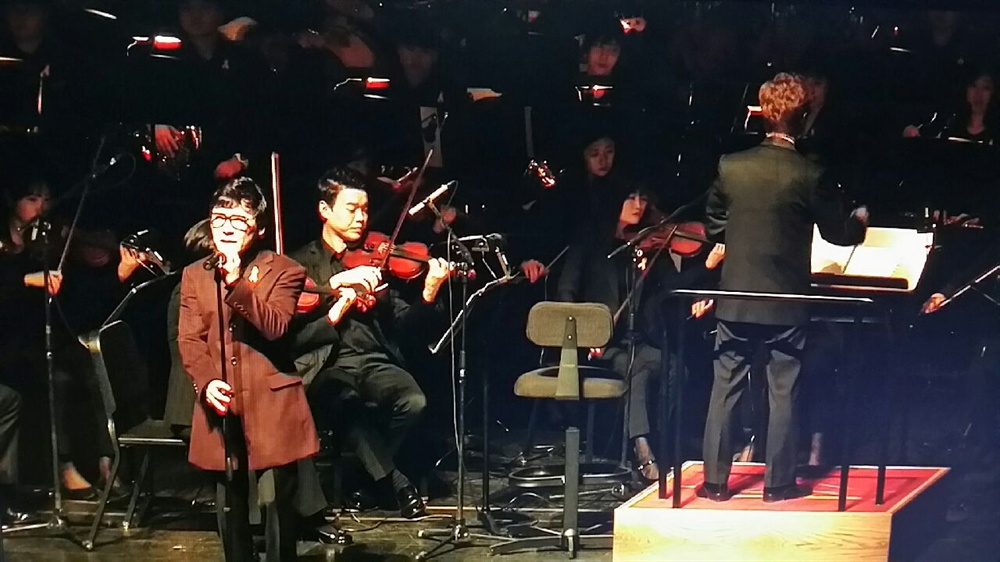 조관우 가수 조관우가 지난달 16일 대전 예술의전당 아트홀에서 열린 세월호 참사 3주기 추모공연 <기억> 무대에서 노래하고 있다. 