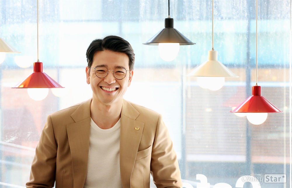  연극 <프라이드>에서 필립 역의 배우 배수빈이 12일 오후 서울 대학로의 한 카페에서 인터뷰에 앞서 포즈를 취하고 있다.