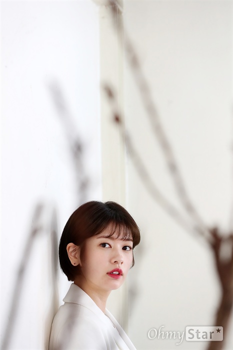  영화 <아빠는딸>에서 여고생 딸 원도연 역의 배우 정소민이 13일 오후 서울 팔판동의 한 카페에서 인터뷰에 앞서 포즈를 취하고 있다. 