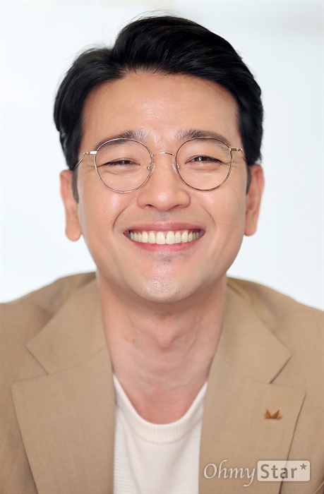    연극 <프라이드>에서 필립 역의 배우 배수빈이 12일 오후 서울 대학로의 한 카페에서 인터뷰에 앞서 포즈를 취하고 있다.