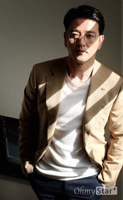  연극 <프라이드>에서 필립 역의 배우 배수빈이 12일 오후 서울 대학로의 한 카페에서 인터뷰에 앞서 포즈를 취하고 있다.
