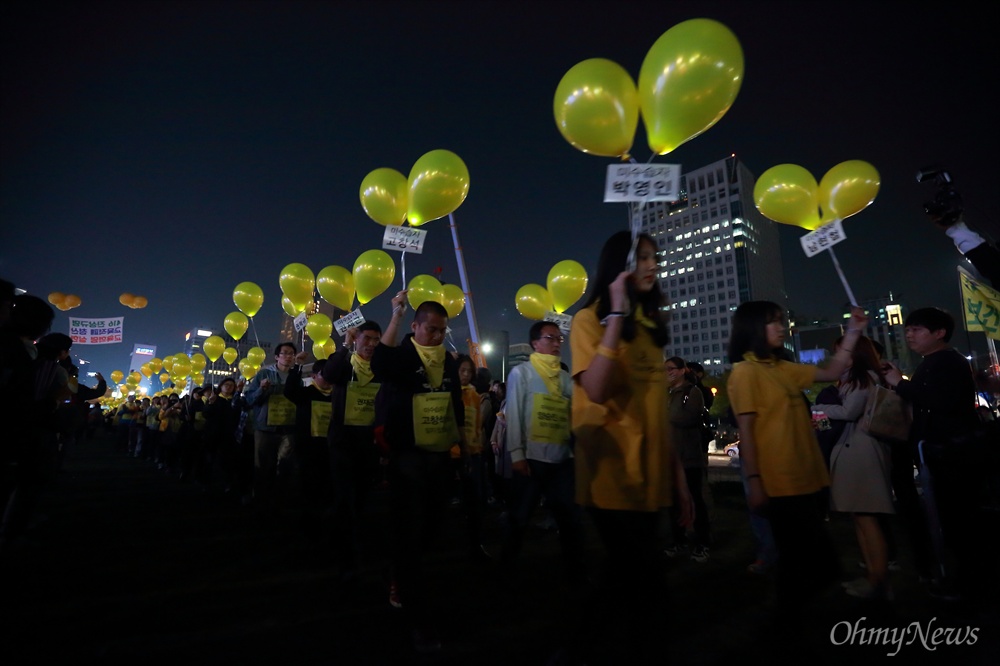 304개 노란풍선 행진 세월호참사 3주기를 하루앞둔 15일 오후 서울 광화문광장에서 <‘4월 16일의 약속, 함께 여는 봄’ 기억문화제>가 열렸다. 미수습자 이름표가 붙은 노란풍선을 선두로 해서 참사 희생자들을 상징하는 노란풍선 304개 가 무대로 행진하고 있다.