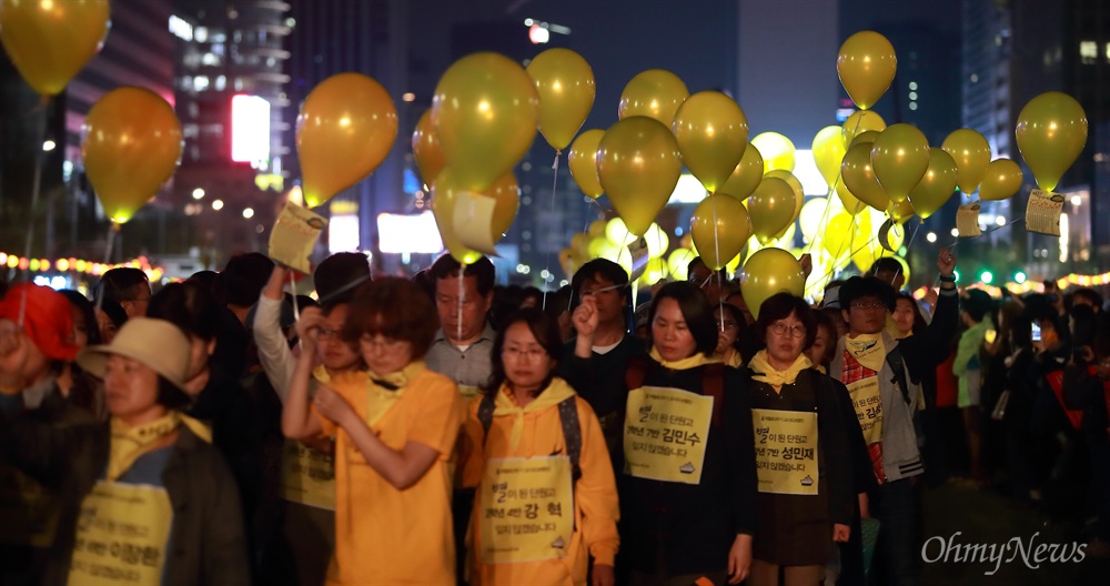 304개 노란풍선 행진 세월호참사 3주기를 하루앞둔 15일 오후 서울 광화문광장에서 <‘4월 16일의 약속, 함께 여는 봄’ 기억문화제>가 열렸다. 미수습자 이름표가 붙은 노란풍선을 선두로 해서 참사 희생자들을 상징하는 노란풍선 304개 가 무대로 행진하고 있다.