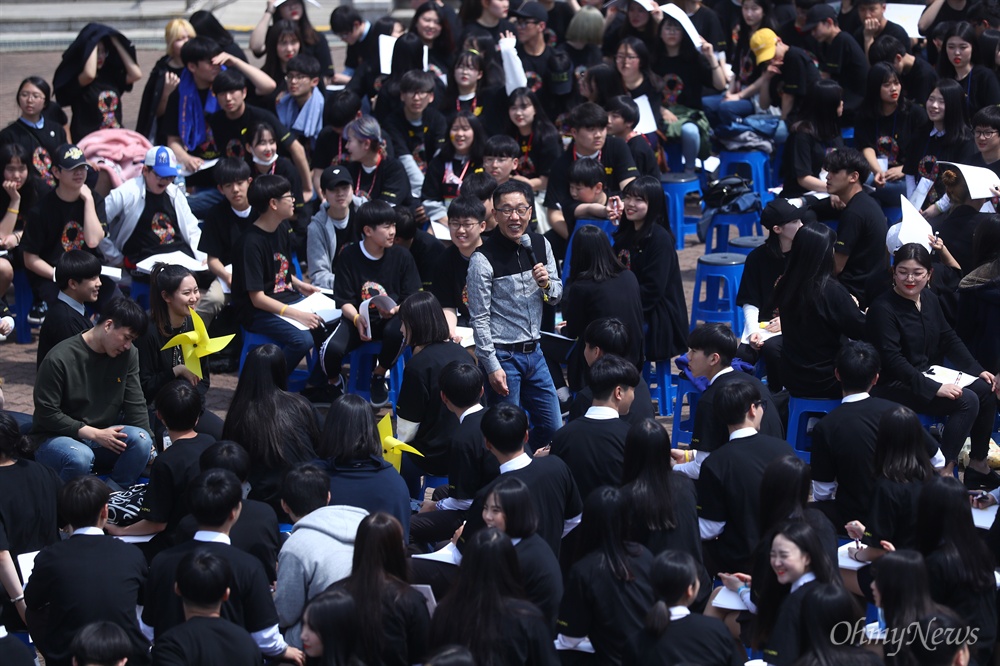  세월호 3주기를 맞은 16일 오전 경기도 안산 화랑유원지 대공연장에서 방송인 김제동씨와 함께 청소년 만민공동회가 열리고 있다. 