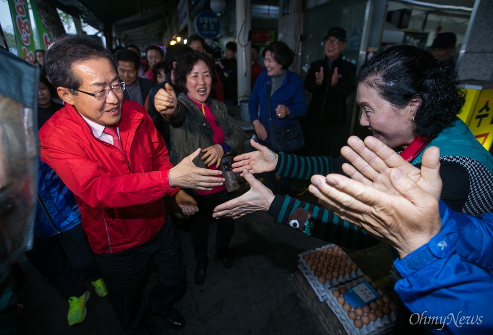   자유한국당 홍준표 대선후보가 17일 오전 대구 칠성시장을 방문해 상인들과 인사를 하고 있다. 
