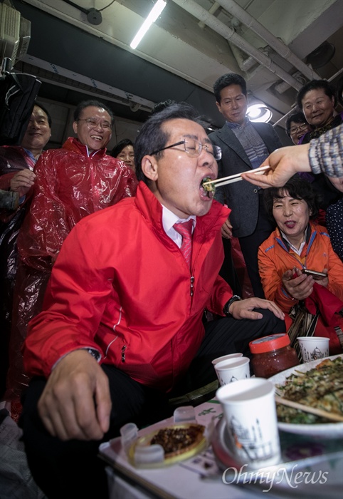    자유한국당 홍준표 대선후보가 17일 오전 대구 칠성시장을 방문해 상인들이 주는 술과 음식을 먹고 있다.