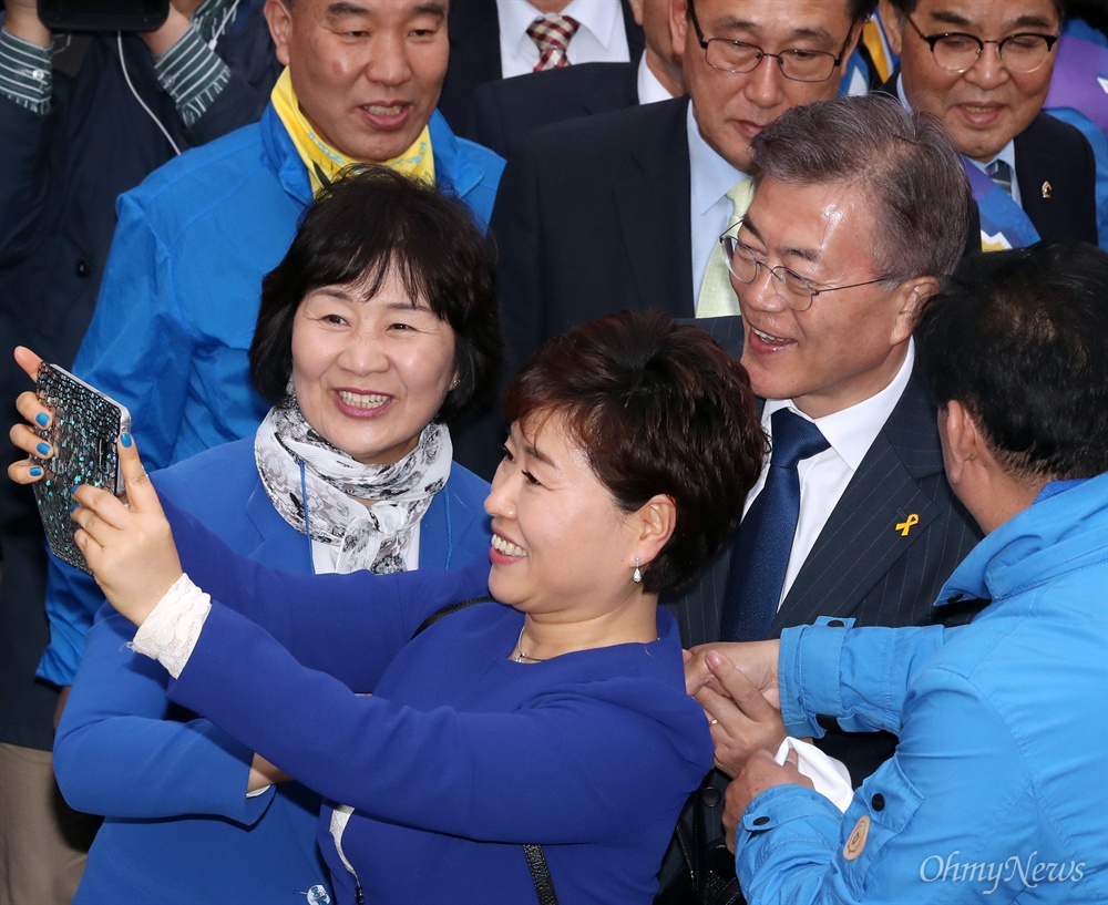 셀카의 정석 더불어민주당 문재인 대선후보가 대선 공식 선거운동 첫 날인 17일 오후 서울 광화문 광장을 찾아 시민들의 요청에 인증샷을 찍고 있다. 