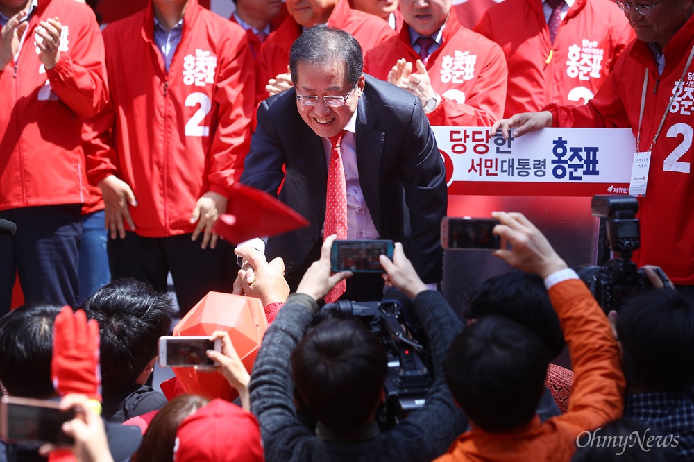  자유한국당 홍준표 대선후보가 18일 오후 부산 진구 서면 천우장 일대에서 집중유세를 펼치고 있다. 